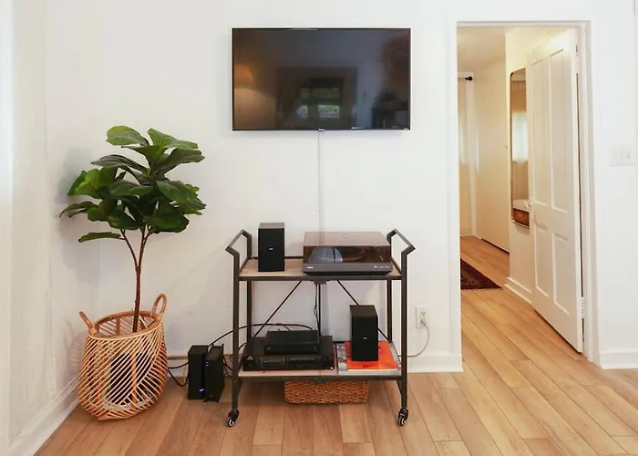 Classic & Cozy Apartments - Parking & Close To Dw