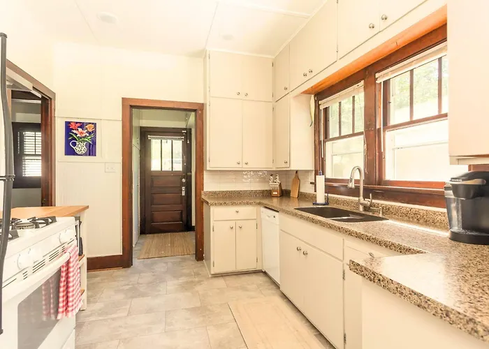 The Cowdry Cottage - Pet-Friendly - Canoe - Bikes