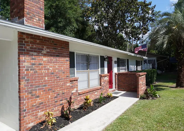 Cozy Stay In Ocala, King Bed, Fenced Yard, Wifi, Near Wec & Historic Downtown, Dogs Ok