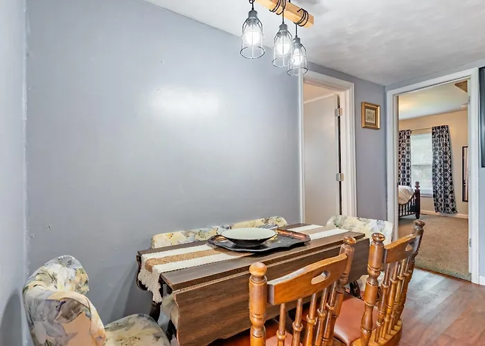 Family-Friendly 2Br Cottage Near Creve Coeur Lake