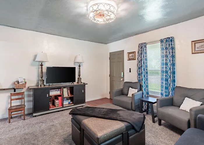 Family-Friendly 2Br Cottage Near Creve Coeur Lake
