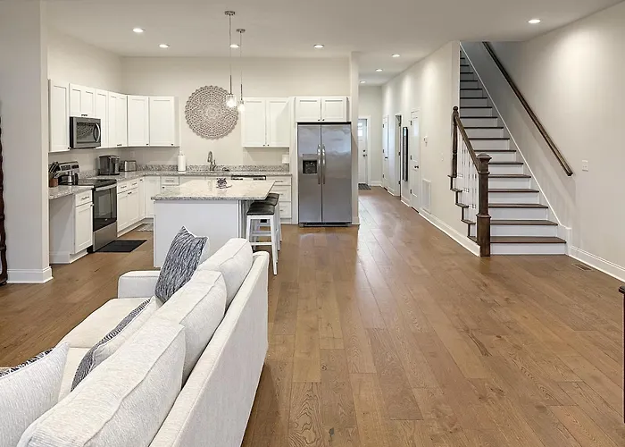 Historic Freshly Renovated 8-Bedroom Townhomes - Downtown Loudon