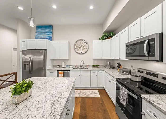 Historic Freshly Renovated 8-Bedroom Townhomes - Downtown Loudon