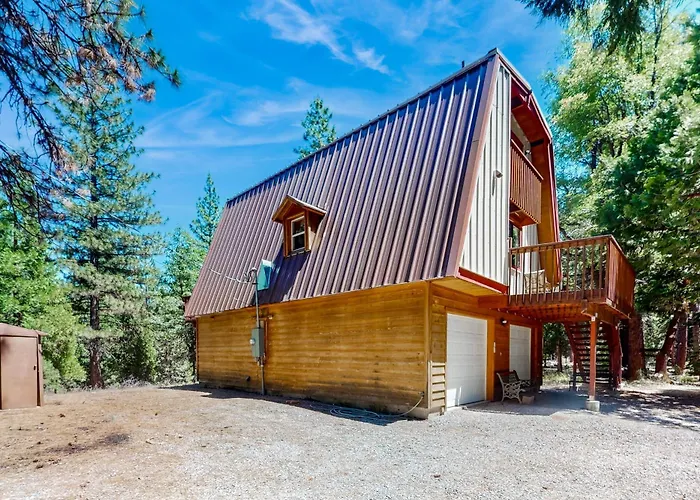 Sierra Nevada Hideaway: Cabin W/ Deck, Mtn Views