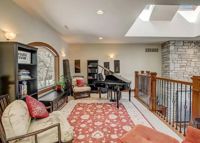 Silver Lake Estate - Private Beach - Hot Tub - Arcades