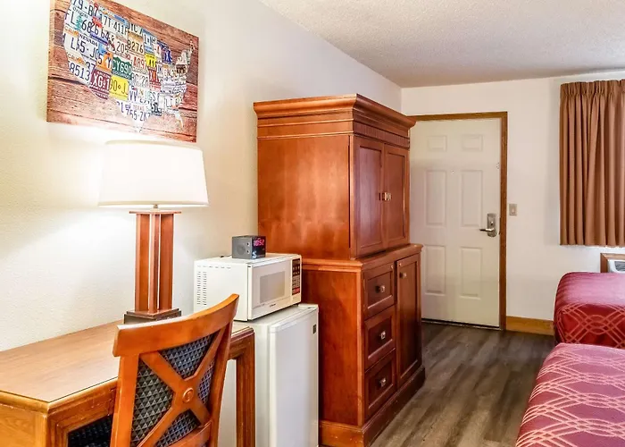 Econo Lodge Inn & Suites Madras