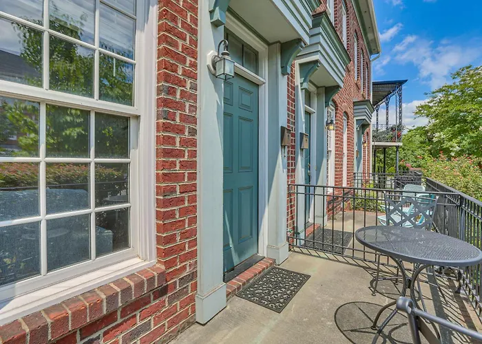 < 1 Mi To Dtwn Greensboro: Townhome W/ Fire Pit
