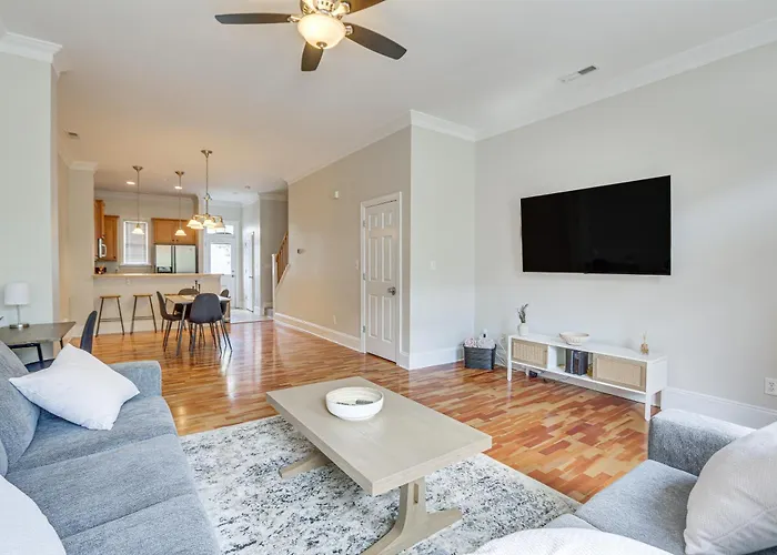 < 1 Mi To Dtwn Greensboro: Townhome W/ Fire Pit