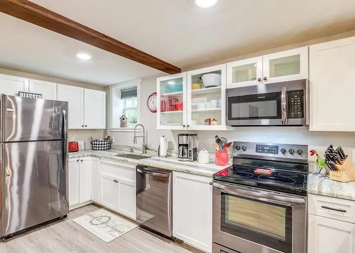 Walk To Downtown Weaverville: Quiet Apartment