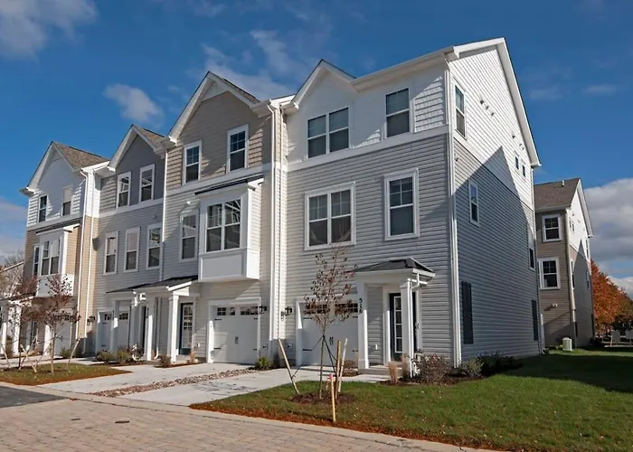 New Intown Waterfront Townhome Wpool & Location