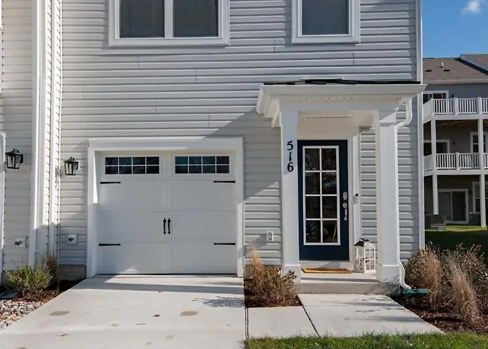 New Intown Waterfront Townhome Wpool & Location