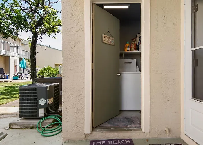 Beach Access Close To Walmart, Bowling,Skating And Game Room