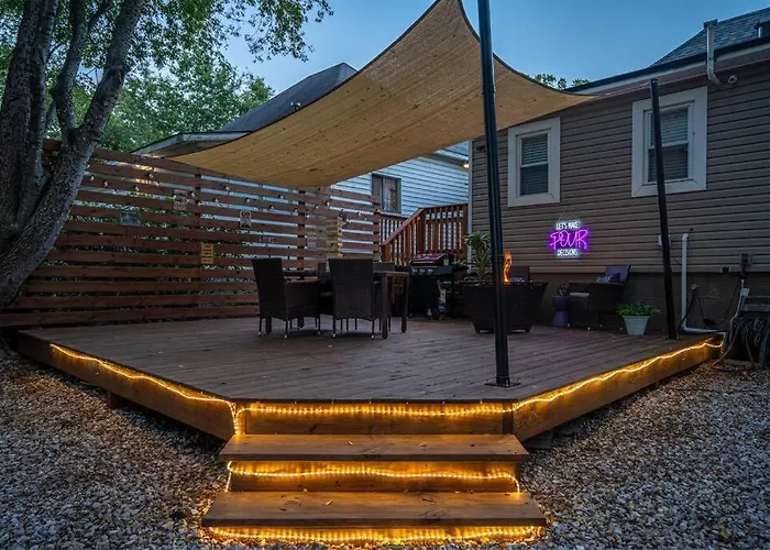 Vineyard Cottage-Pet Friendly & Walk To Oaklawn!