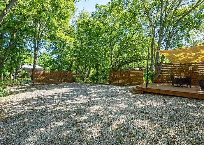 Vineyard Cottage-Pet Friendly & Walk To Oaklawn!