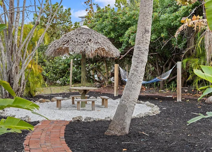 Creole Garden Cottage At Palmview Inn Of Sanibel With Bikes