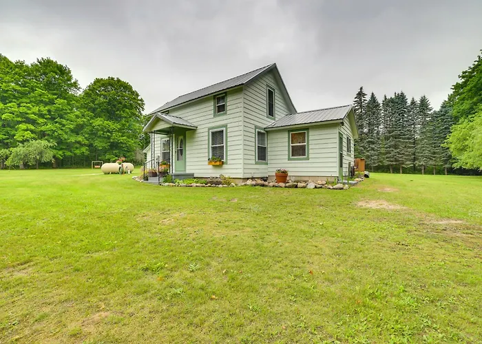 Visit Fife Lake & Traverse Bay! Farmhouse Hideaway