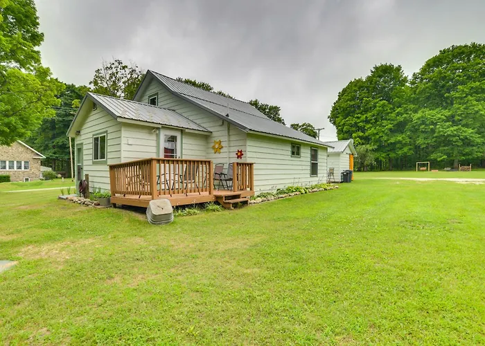 Visit Fife Lake & Traverse Bay! Farmhouse Hideaway