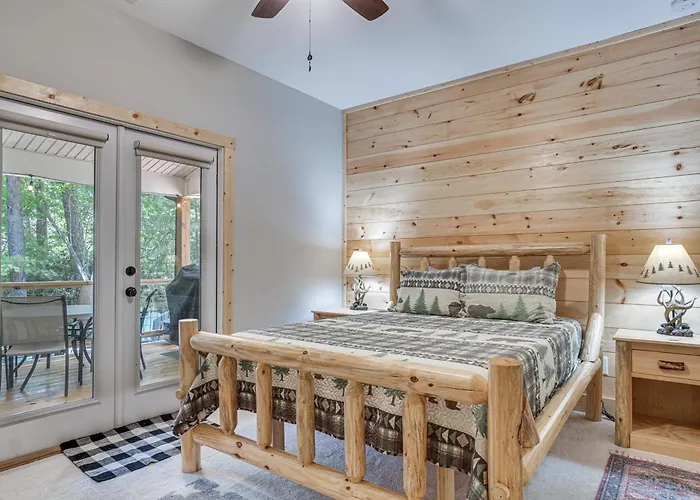 Luxury Helen Retreat | Hot Tub & Game Room