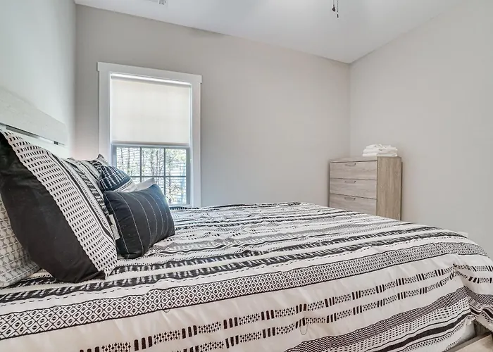 Luxury Helen Retreat | Hot Tub & Game Room