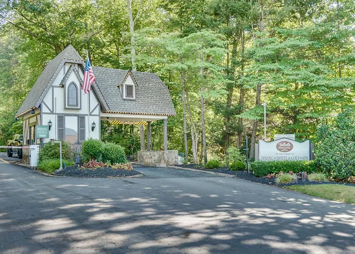 Luxury Helen Retreat | Hot Tub & Game Room