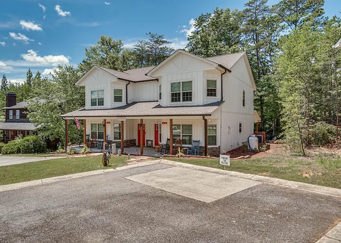 Luxury Helen Retreat | Hot Tub & Game Room