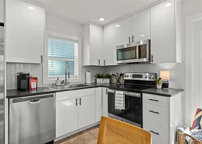 Modern Guest House Near Downtown!
