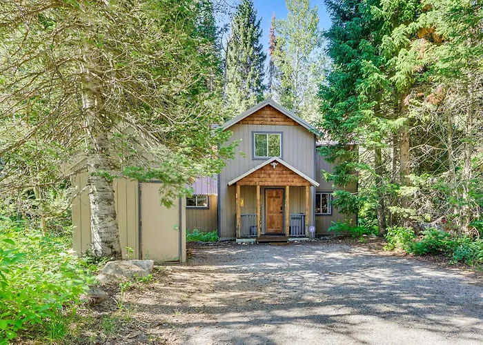 Solitude Mountain Cabin: Creek-Side View & Hot Tub