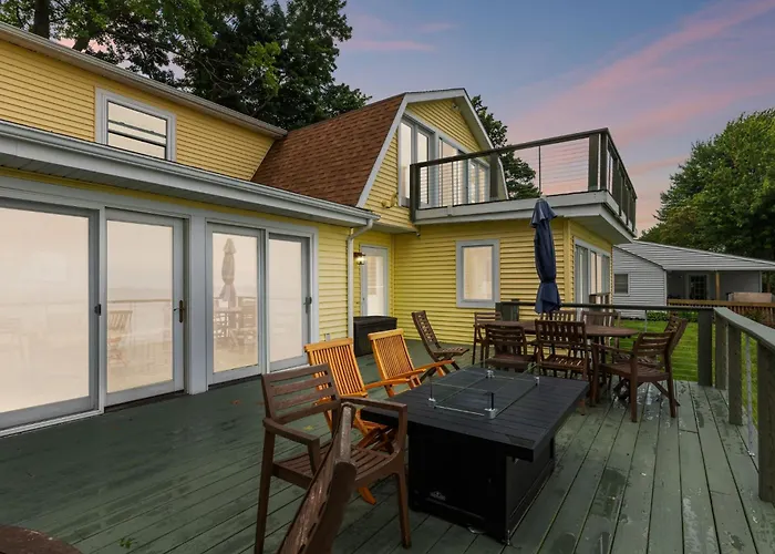 Sunset Haven - Lakeside Retreat In Gotl