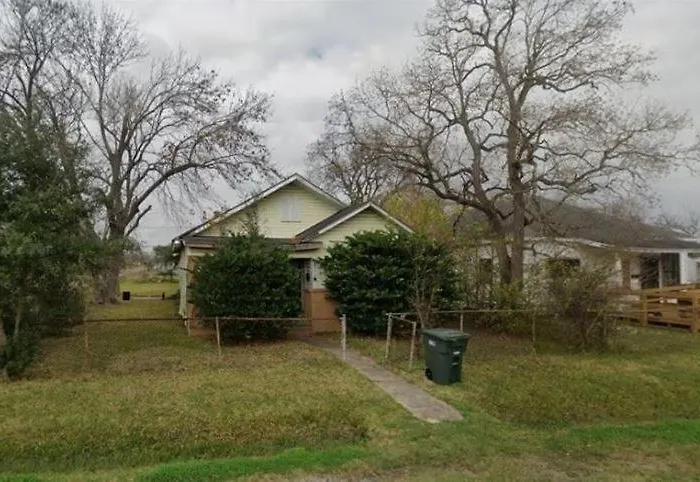 3 Bedroom Retreat With Modern Comforts And Local Charm
