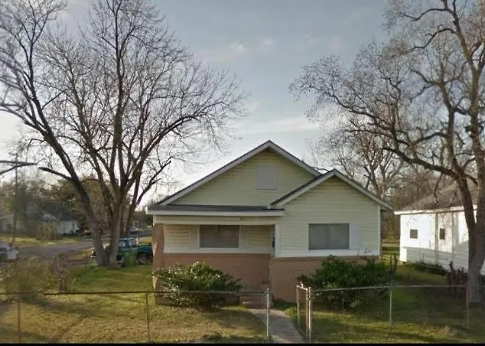 3 Bedroom Retreat With Modern Comforts And Local Charm