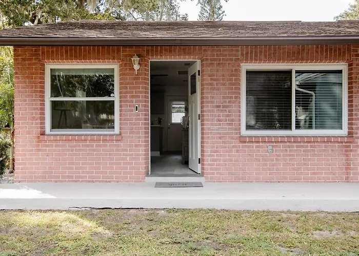 Walk Everywhere! 1-Bedroom Gem In Downtown Hub