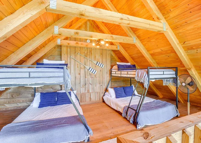 Lake Keowee Retreat: Idyllic Six Mile Cabin!