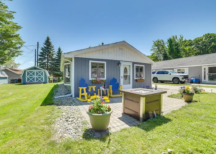 Houghton Lake Cottage W/ Patio: Walk To Waterfront