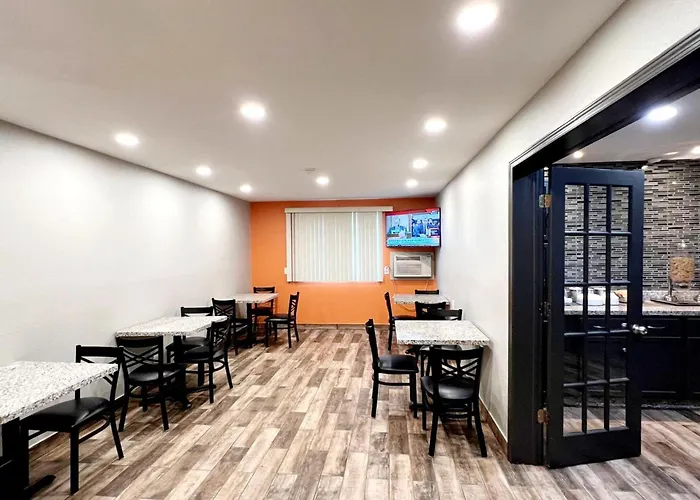 Super 8 By Wyndham Cedar Rapids