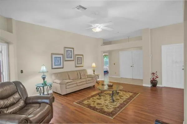 Villages Large 2 Bed Room 2 Bath Near Shopping