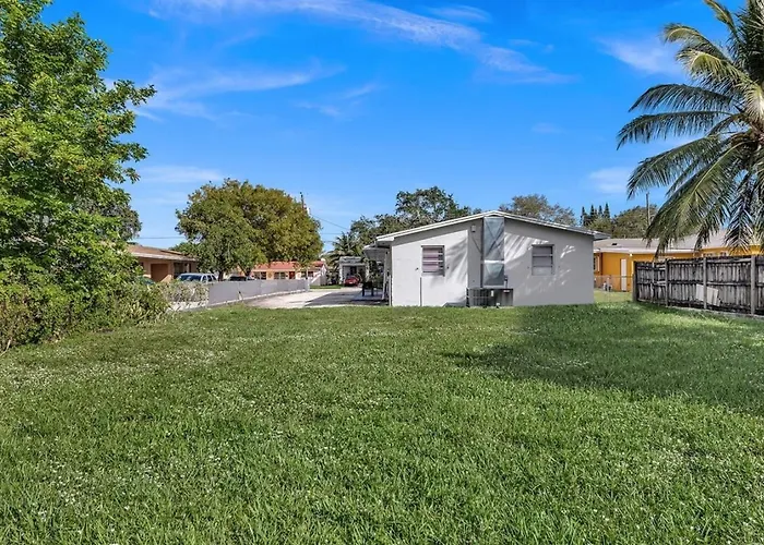 2 Bdrm Modern House Mins From Beach & Casino Hb1