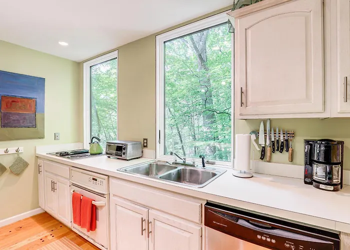 Explore Asheville! Secluded Couple'S Home W/ Deck