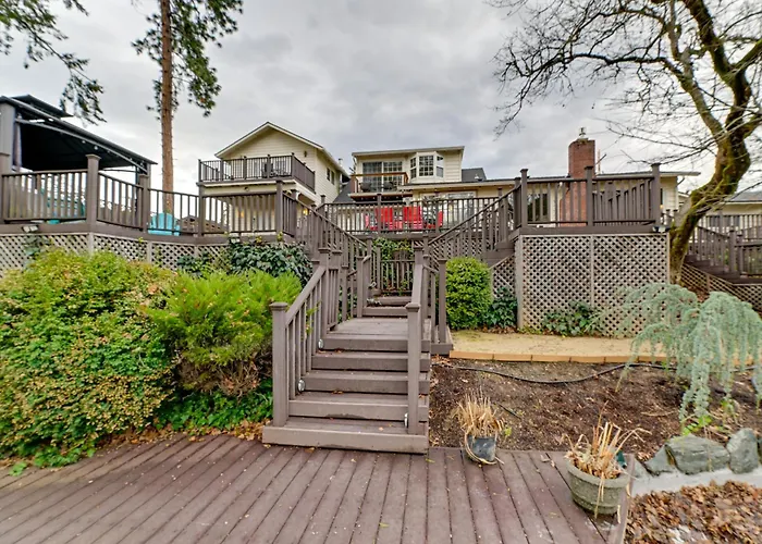 Spacious Grants Pass Home W/ Hot Tub & River Views