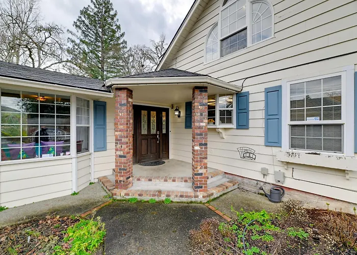 Spacious Grants Pass Home W/ Hot Tub & River Views