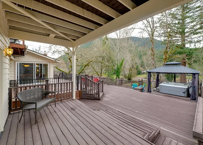 Spacious Grants Pass Home W/ Hot Tub & River Views