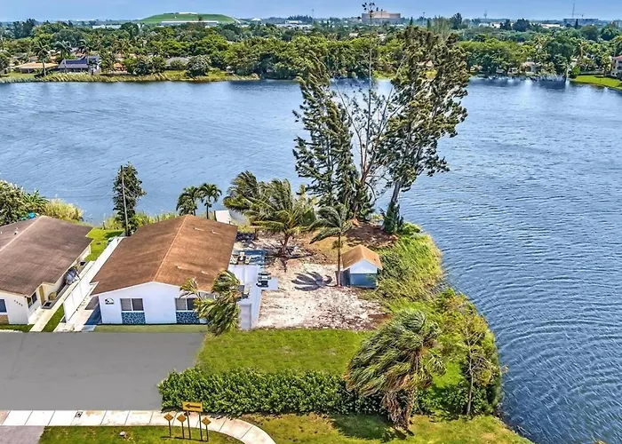 2Br Lakeside Getaway - Peaceful Waterfront Stay