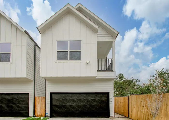 Urban Luxe Getaway 4 Mins To Dt Newly Built Home