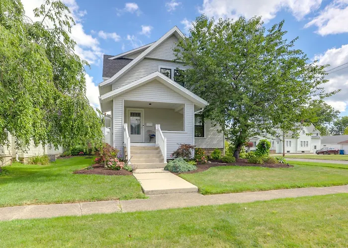 Port Clinton Home W/ Lake View - Walk To Beach!