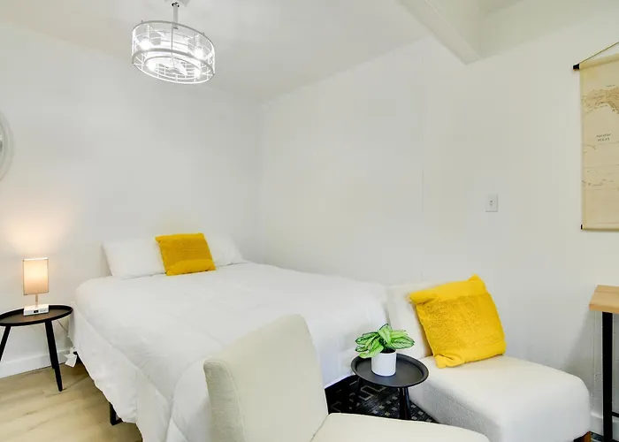 Charming Studio W/ Pool & Table Rock Lake Access!