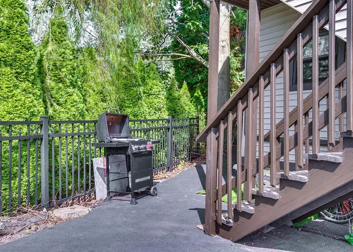 Walk To Harveys Lake! Modern Apt W/ Water Views