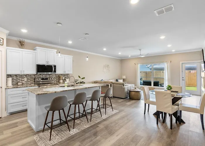Stylish Townhouse With Bbq, Pool & Near Beach