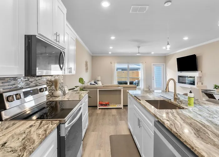 Stylish Townhouse With Bbq, Pool & Near Beach