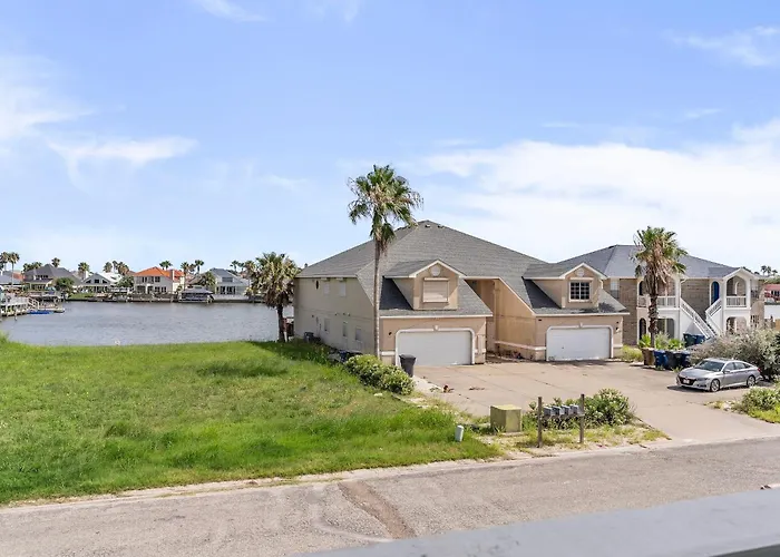 Stylish Townhouse With Bbq, Pool & Near Beach