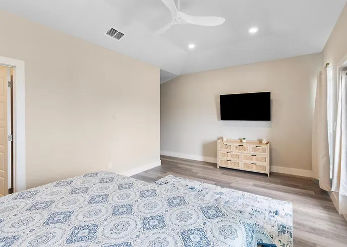 Stylish Townhouse With Bbq, Pool & Near Beach