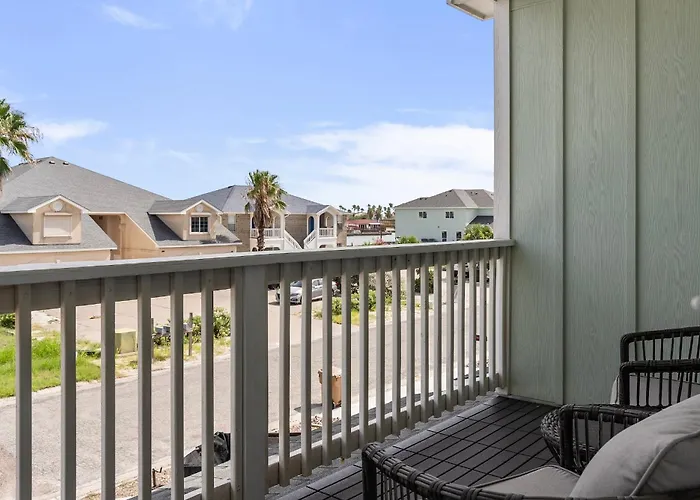 Stylish Townhouse With Bbq, Pool & Near Beach